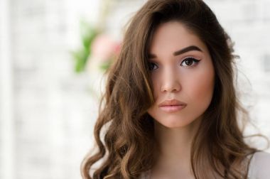 portre kıvırcık saçlı tatlı güzel esmer kadınla