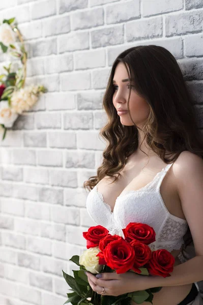 Charmiga attraktiva kvinna med bukett rosor med vit BH — Stockfoto