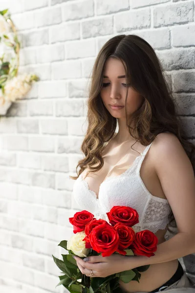 Sensual mujer atractiva con rosas ramo —  Fotos de Stock