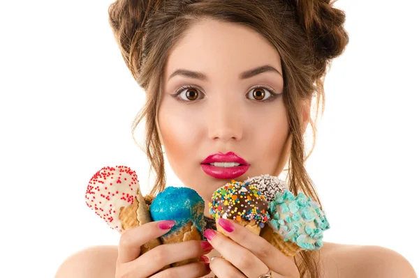 Hermosa mujer con ojos expresivos y maquillaje con helado en las manos —  Fotos de Stock