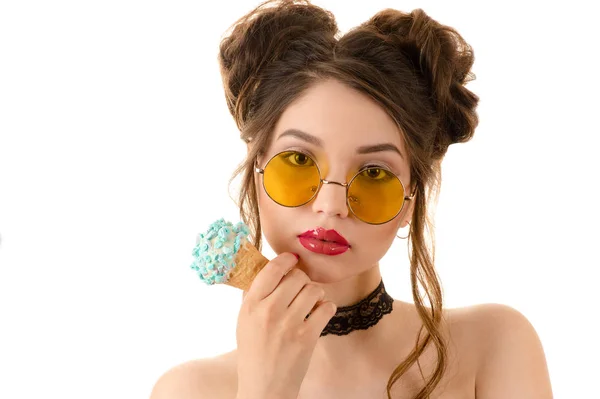 Fashionable brunette woman in round glasses with ice cream in hand — Stock Photo, Image