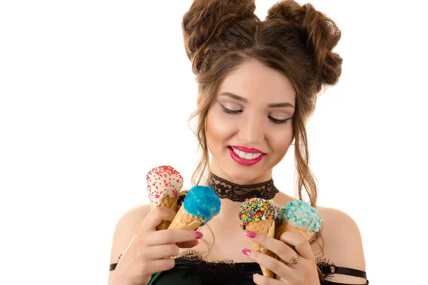 Smiling brunette woman with ice cream in hands — Stock Photo, Image