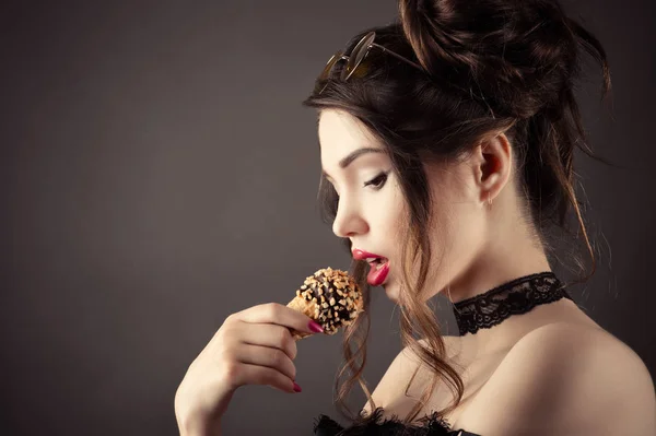 Bela sexy mulher comer sorvete — Fotografia de Stock