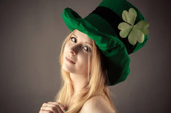 Portré a szép lány a manó, a St. Patrick's Day képe — Stock Fotó