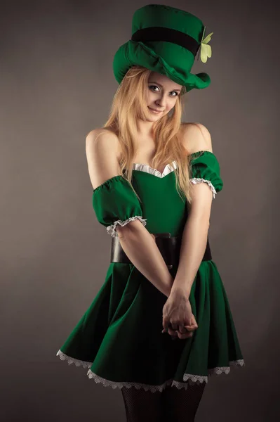Скромная девушка в зеленом платье в образе лепрекона — стоковое фото