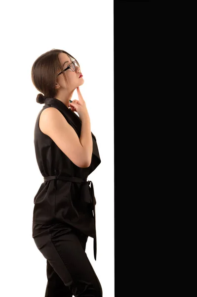 Pensativo joven coreana mujer de negocios en negro y blanco fondo — Foto de Stock