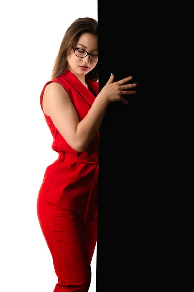 Sensuale ragazza coreana in abito rosso su sfondo bianco e nero — Foto Stock