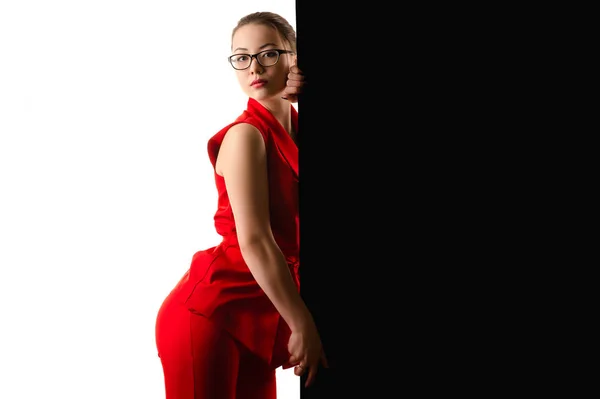 Mooi Aziatisch meisje in rood pak op zwarte en witte achtergrond — Stockfoto