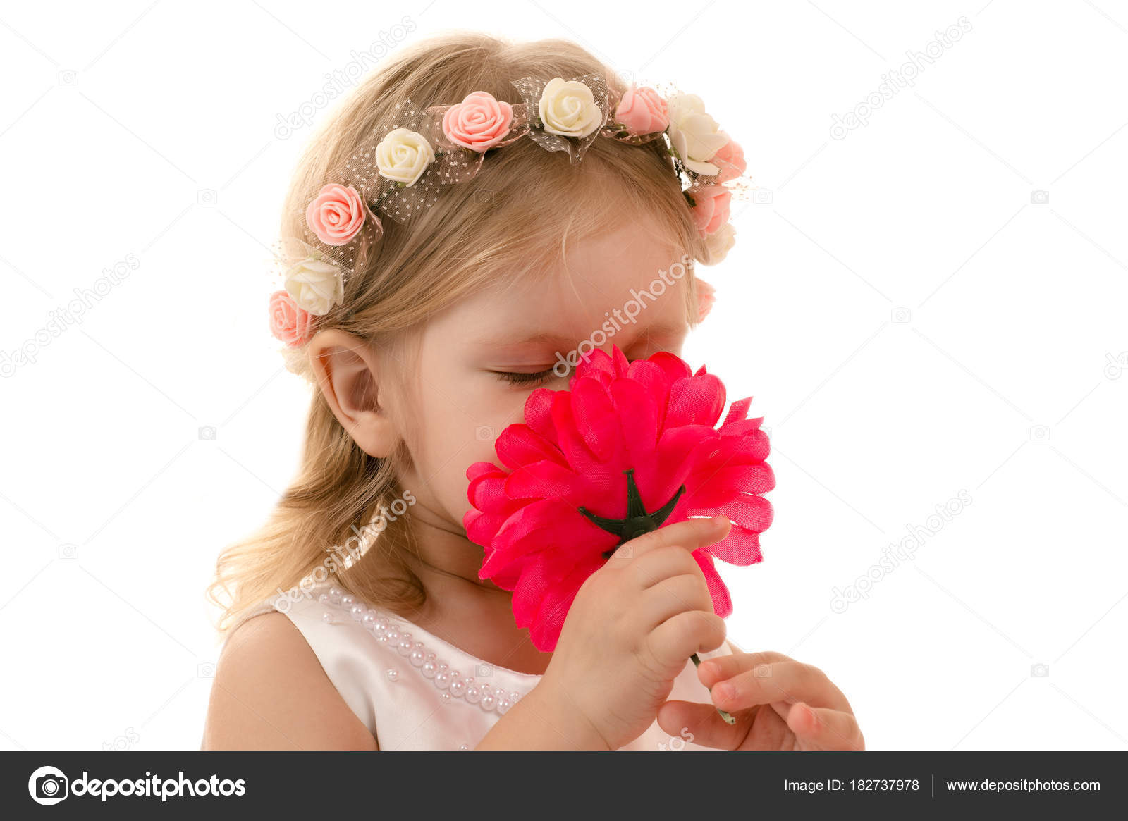Petite Fille Sentir Une Fleur Isolée Sur Blanc