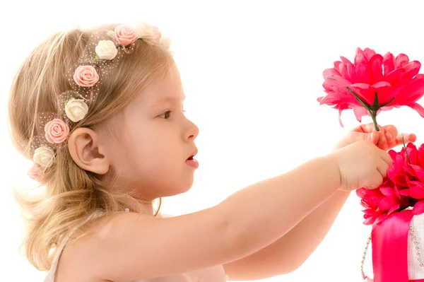 Charmante Babymeisje Houdt Van Rode Bloem — Stockfoto