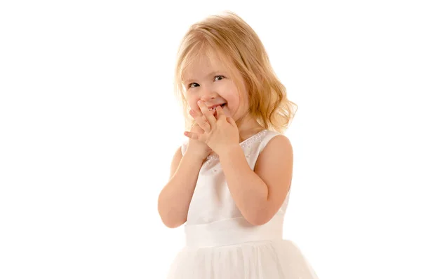 Beyaz Arka Plan Üzerinde Izole Beyaz Elbiseli Utangaç Küçük Bebek — Stok fotoğraf