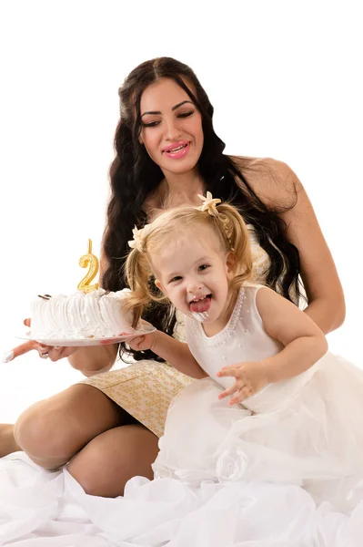 Madre Hija Comiendo Pastel Cumpleaños Aislado Sobre Fondo Blanco — Foto de Stock