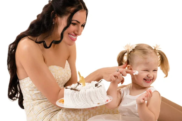 Mãe Feliz Filha Comer Bolo Aniversário Isolado Branco — Fotografia de Stock