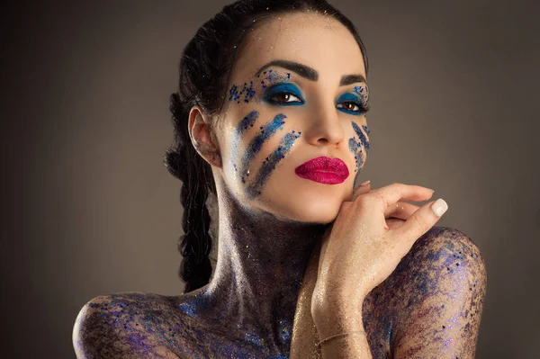 Affascinante Donna Bruna Con Trucco Blu — Foto Stock