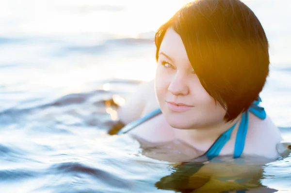 Hermosa Mujer Nadando Agua —  Fotos de Stock