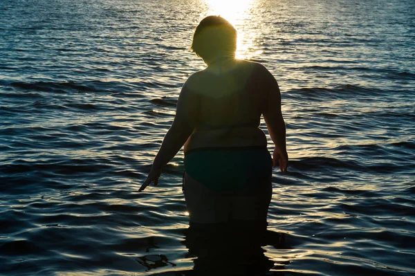 Tlustá Žena Plavkách Stojící Vodě — Stock fotografie