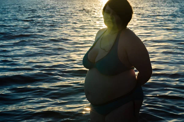 Tlustá Žena Plavkách Stojící Vodě Při Západu Slunce — Stock fotografie