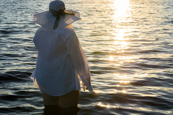 Módní Tlustá Žena Stojící Vodě Západ Slunce — Stock fotografie