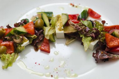 bir tabak taze sebze salatası