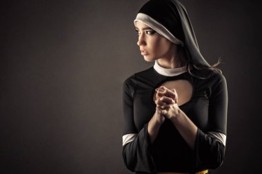 Güzel rahibe Tanrı 'ya dua ediyor.