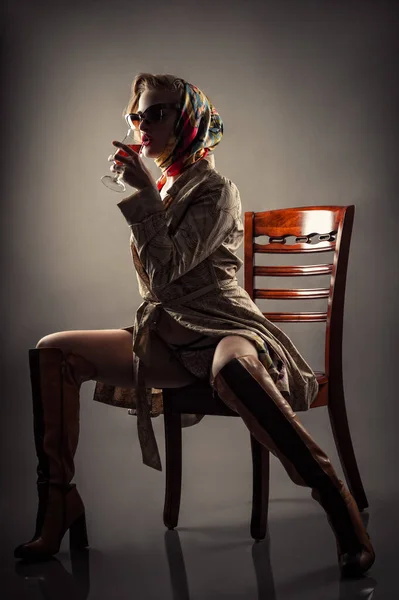 Nainen Mekossa Istuu Tuolilla Juo — kuvapankkivalokuva