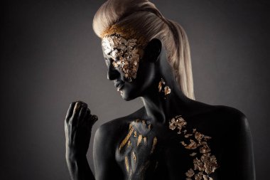 şık, siyah, yağlı ve güzel bir kadının makyajı