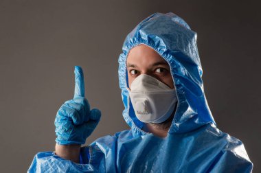 Maskeli erkek doktor baş parmak işareti gösteriyor.