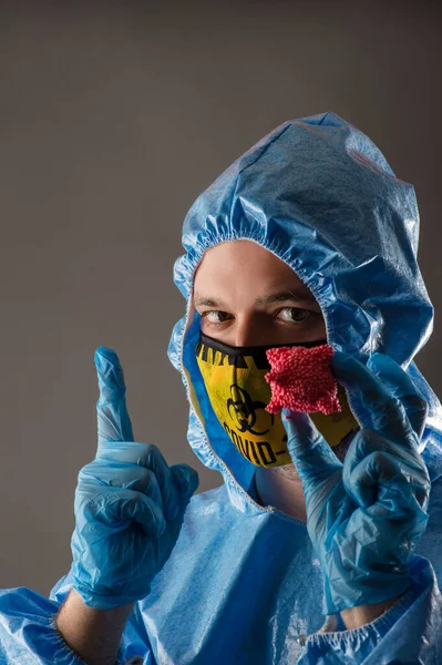 Man Chemisch Beschermingspak Masker Met Een Coronavirus Handen Close — Stockfoto