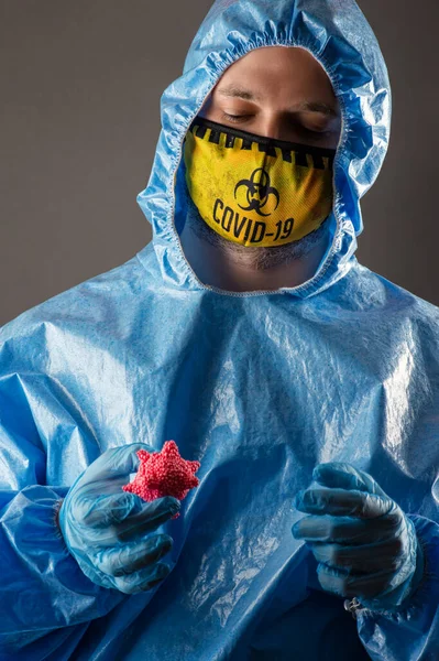 Man Chemische Bescherming Pak Masker Met Een Virus Handen Studio — Stockfoto