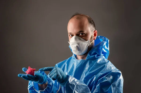 Man Met Beschermend Masker Met Virus Handen — Stockfoto