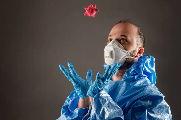 Man Met Beschermend Masker Vangt Een Virus — Stockfoto