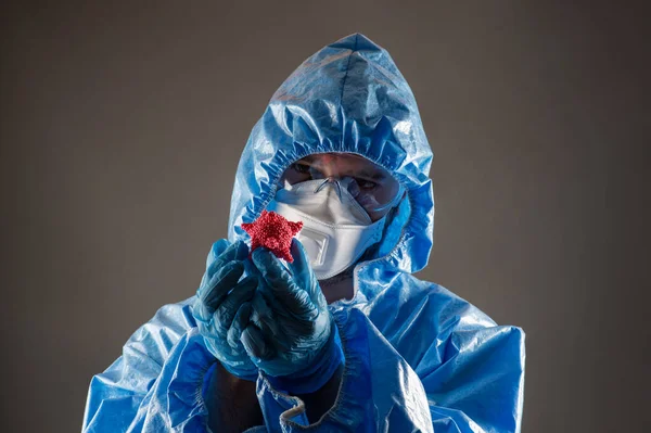 Man Chemisch Beschermingspak Masker Met Een Coronavirus Handen Geïsoleerd Grijze — Stockfoto