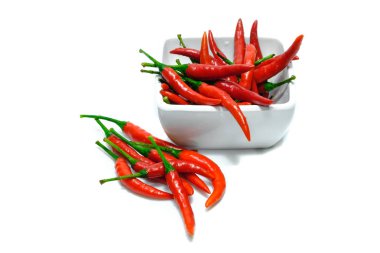 Beyaz bir arka plan, kırmızı biber