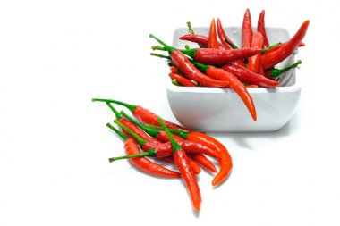 Beyaz bir arka plan, kırmızı biber