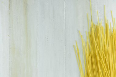 Pişmemiş spagetti veya makarna Beyaz ahşap arka plan doku.
