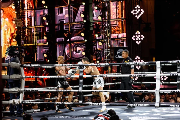 Petch-Samui Lukiaoporongtom-Tayland ve Albert Amirdzhanyan Tay dövüş 2016 yılında Rusya'nın Kromsappasamit