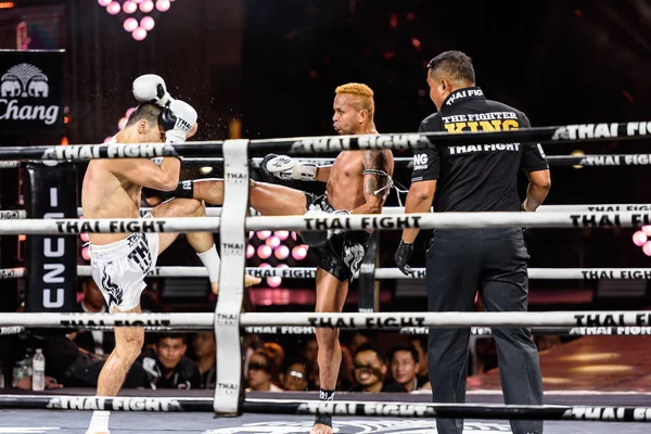 Lukiaoporongtom Petch-Samui-Kromsappasamit Tajlandia i Albert Amirdzhanyan Rosji w Thai Fight 2016 — Zdjęcie stockowe