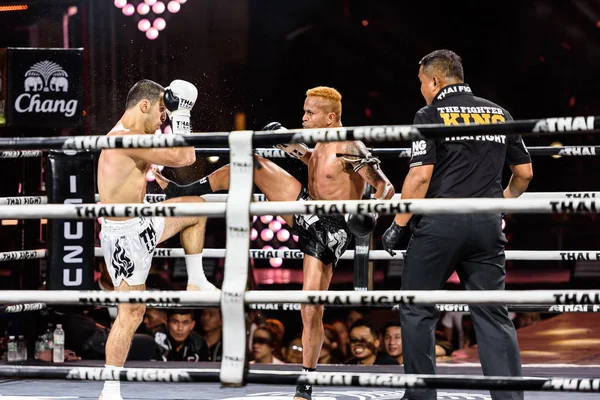 Petch-Samui Lukiaoporongtom-Tayland ve Albert Amirdzhanyan Tay dövüş 2016 yılında Rusya'nın Kromsappasamit