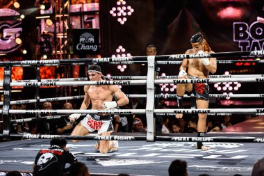 Payak-Samui Tayland ve Özbekistan Wai Kru Tay dövüş 2016 yılında maçtan önce Bobur Tagaev Lukiaoporongtom-Kromsappasamit