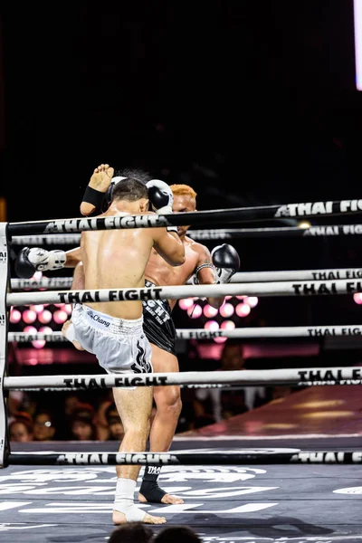 Lukiaoporongtom Petch-Samui-Kromsappasamit Tajlandia i Albert Amirdzhanyan Rosji w Thai Fight 2016 — Zdjęcie stockowe