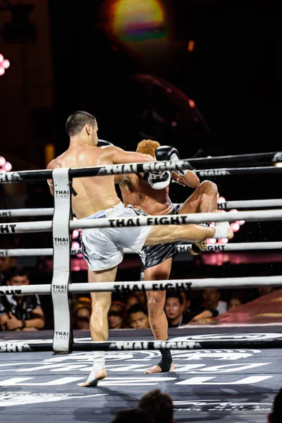 Petch-Samui Lukiaoporongtom-Kromsappasamit della Thailandia e Albert Amirdzhanyan della Russia in THAI FIGHT 2016 — Foto Stock