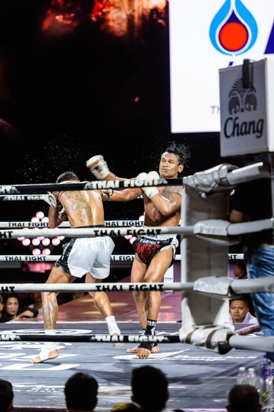 Iquezang Kor.Rungthanakeat della Thailandia e Ye Ta Got del Myanmar in THAI FIGHT 2016 — Foto Stock