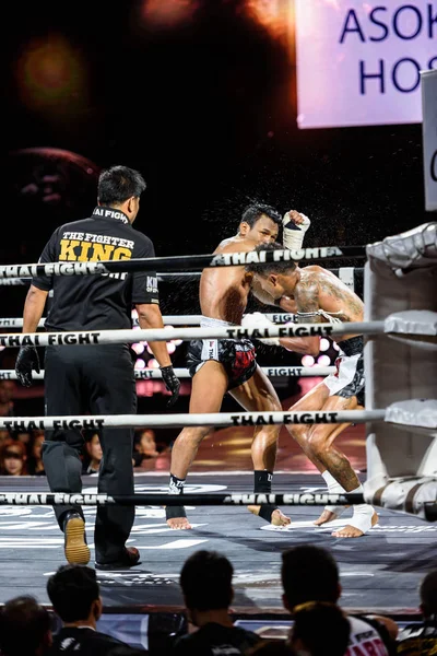 Iquezang Kor.Rungthanakeat della Thailandia e Ye Ta Got del Myanmar in THAI FIGHT 2016 — Foto Stock