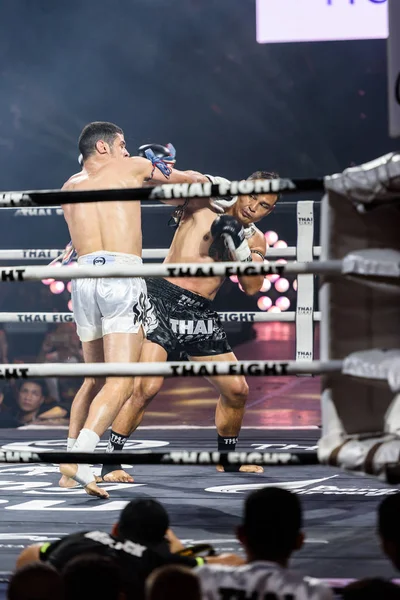 Saiyok Pumphanmuang wietrznie Sport Tajlandii i Youssef Boughanem Belgii w Thai Fight 2016 — Zdjęcie stockowe