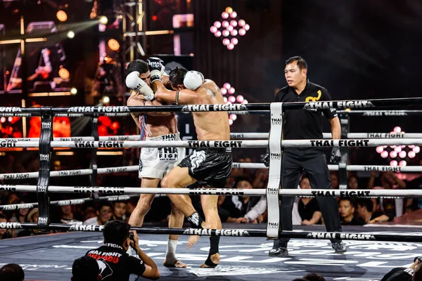 Saiyok Pumphanmuang Windy Sport of Thailand and Youssef Boughanem of Belgium in THAI FIGHT 2016 — Stock Photo, Image