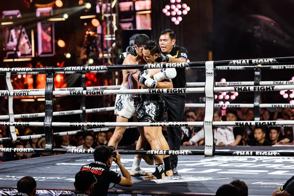 Сайок Пфанмуанг из Таиланда и Юссеф Бугханем из Бельгии на THAI FIGHT 2016 — стоковое фото