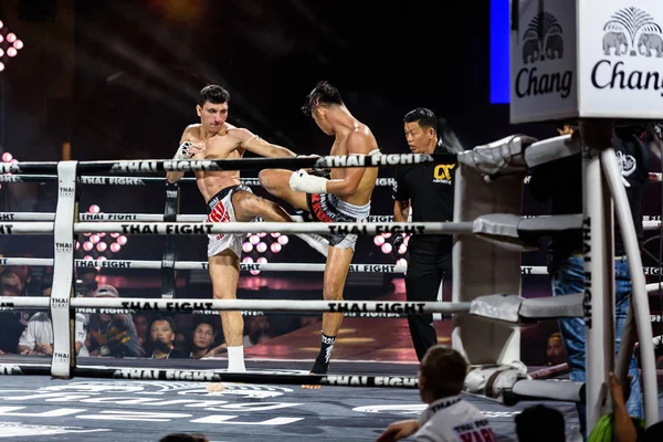 Payak-Samui Lukiaoporongtom-Kromsappasamit della Thailandia e Bobur Tagaev dell'Uzbekistan in THAI FIGHT 2016 — Foto Stock