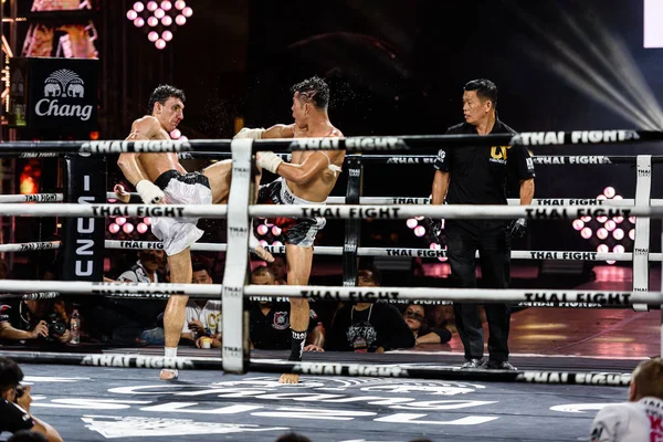 Payak-Samui Lukiaoporongtom-Kromsappasamit de Thaïlande et Bobur Tagaev d'Ouzbékistan dans THAI FIGHT 2016 — Photo