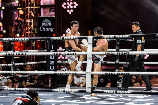 Payak-Samui Lukiaoporongtom-Kromsappasamit della Thailandia e Bobur Tagaev dell'Uzbekistan in THAI FIGHT 2016 — Foto Stock