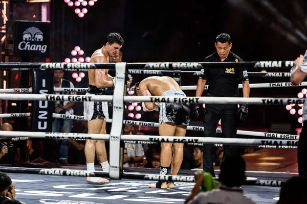 Payak-Samui Lukiaoporongtom-Kromsappasamit della Thailandia e Bobur Tagaev dell'Uzbekistan in THAI FIGHT 2016 — Foto Stock